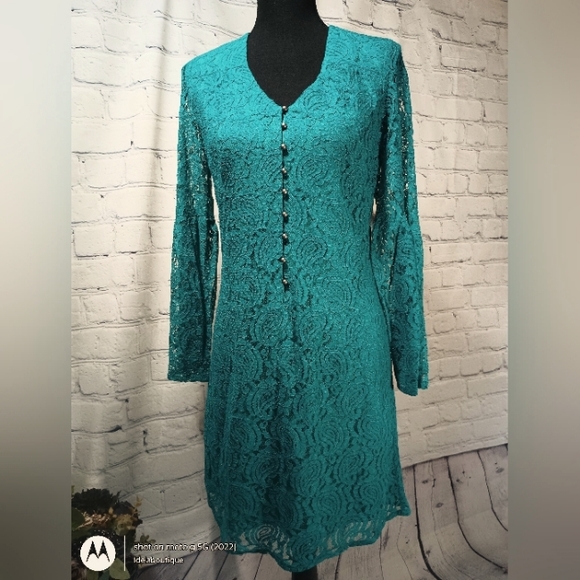 Long Bell Sleeve V-Neck Paisley Print Lace Overlay Shift dress Malachite